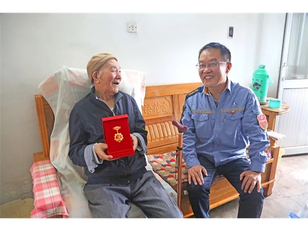 公司领导蒲铭看望慰问93岁老党员